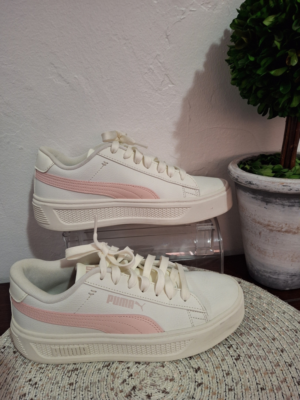 PUMA Women’s Cream Sneaker with Pink Formstripe 7.5.